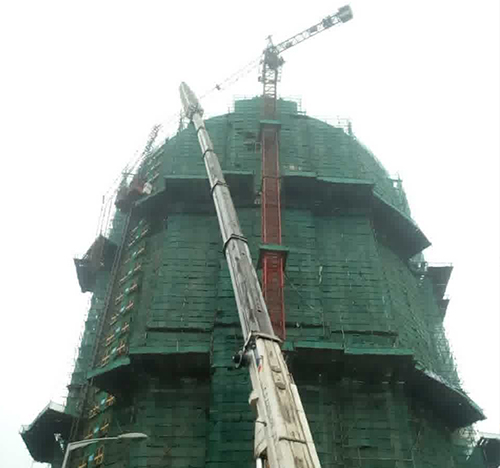 路北吊车在工地上作业